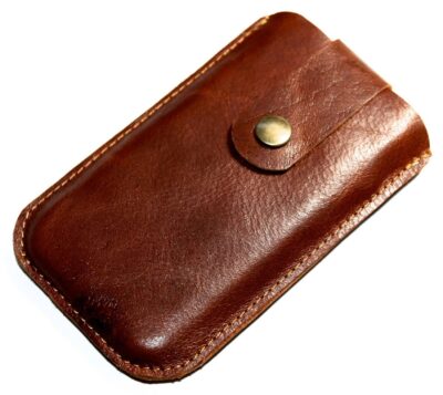 Handytasche Leder rotbraun mit leichter Struktur – elegant und passgenau, handgenäht von HenrietteClaire