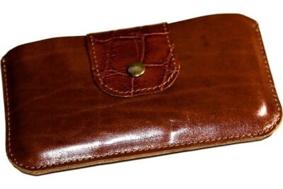Handytasche Leder rotbraun Querformat aus Glattleder mit krokogeprägter Verschlusslasche – altmessingfarbener Druckknopf, handgefertigt von HenrietteClaire