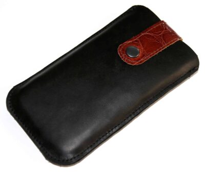 Handytasche Leder schwarz aus Nappaleder mit rotbrauner Krokoprägung-Lasche – Frontansicht, handgenäht von HenrietteClaire