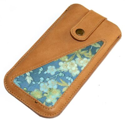Handytasche Leder hellbraun mit japanischem Stoff Nara (goldene Ornamente) – handgefertigt von HenrietteClaire