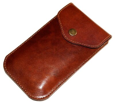 Handytasche Leder rotbraun aus festem Glattleder mit breiter Verschlusslasche – altmessingfarbener Druckknopf, handgenäht von HenrietteClaire