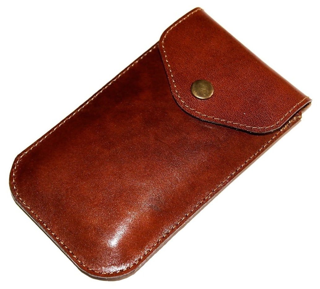 Henriette Claire Ledertaschen Handgefertigte Lederprodukte mit Stil Individuelle Anfertigung Handytasche Leder rotbraun aus festem Glattleder mit breiter Verschlusslasche – altmessingfarbener Druckknopf, handgenäht von HenrietteClaire