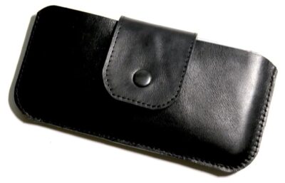 Handytasche Leder schwarz Querformat aus Glattleder mit stabiler Verschlusslasche &ndash; anthrazit Druckknopf, handgefertigt von HenrietteClaire