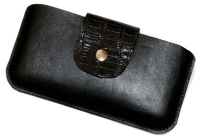 Handytasche Leder schwarz Querformat aus Glattleder mit krokogepr&auml;gter Verschlusslasche &ndash; anthrazit Druckknopf, handgefertigt von HenrietteClaire