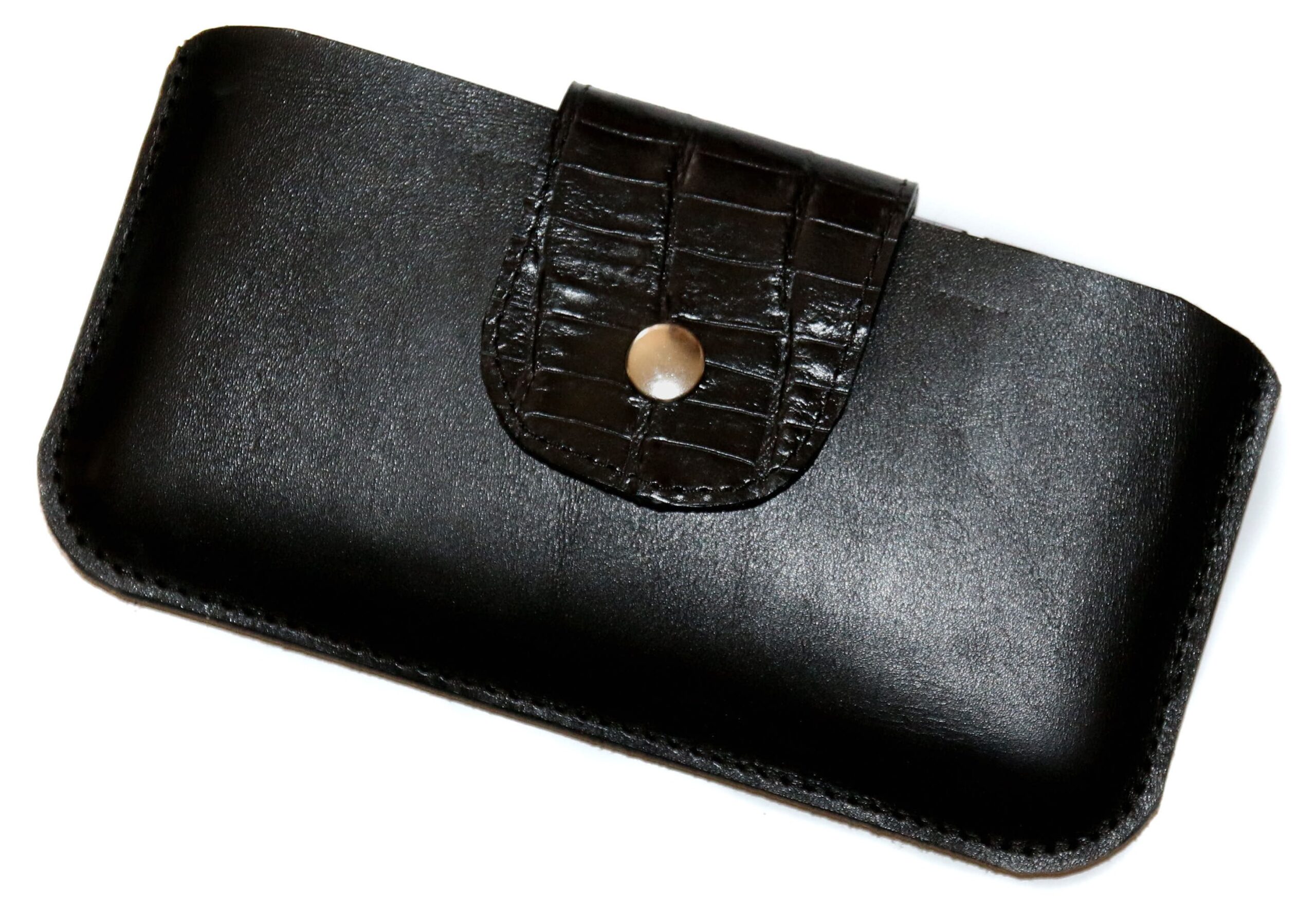 Henriette Claire Ledertaschen Handgefertigte Lederprodukte mit Stil Individuelle Anfertigung Handytasche Leder schwarz Querformat aus Glattleder mit krokogeprägter Verschlusslasche – anthrazit Druckknopf, handgefertigt von HenrietteClaire