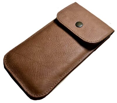 Handytasche Leder vom Wasserbüffel braun – elegant & robust mit breiter Verschlusslasche, handgenäht von HenrietteClaire