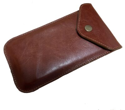 Handytasche B&uuml;ffelleder rotbraun mit breiter spitz zulaufender Verschlusslasche &ndash; altmessingfarbener Druckknopf, handgen&auml;ht von HenrietteClaire