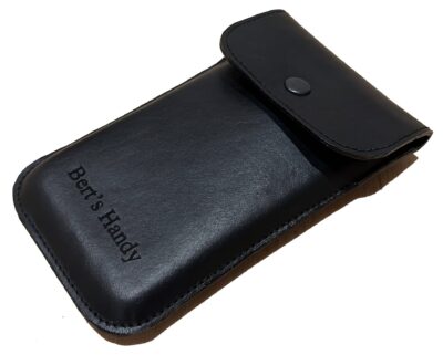 Handytasche Leder schwarz aus Nappaleder mit breiter Verschlusslasche – elegant und passgenau, handgenäht von HenrietteClaire