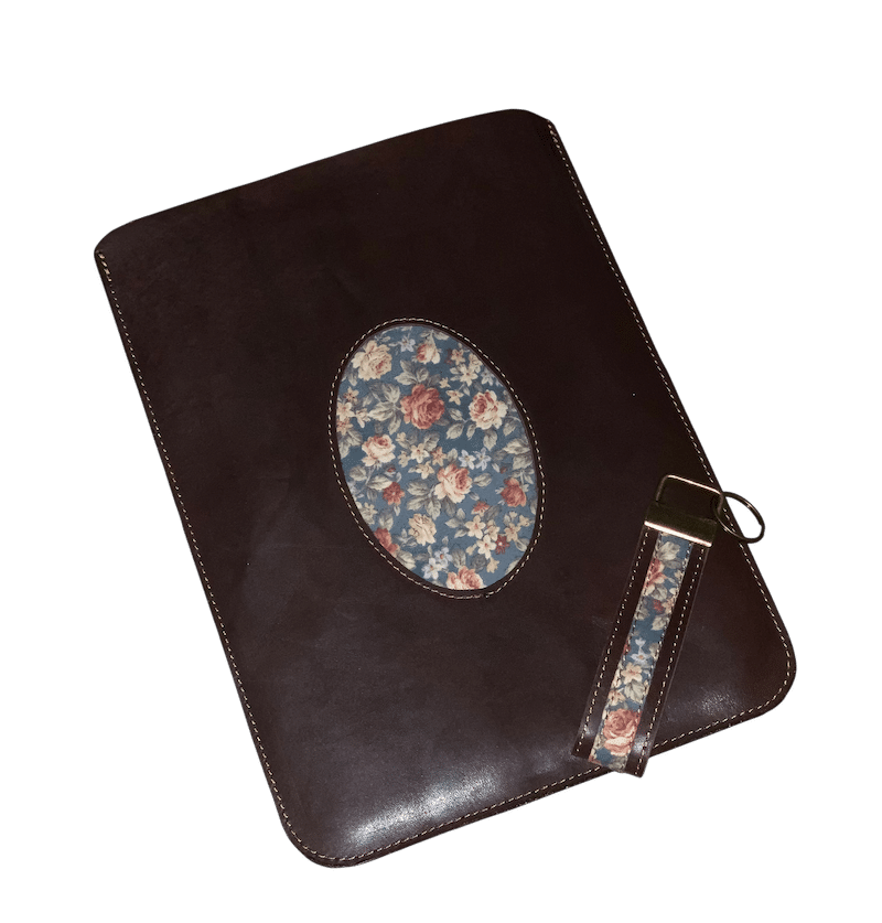 Handgefertigte iPad Hülle aus Leder mit einem passenden Schlüsselband, individuell gefertigt mit floralem Stoffeinsatz
