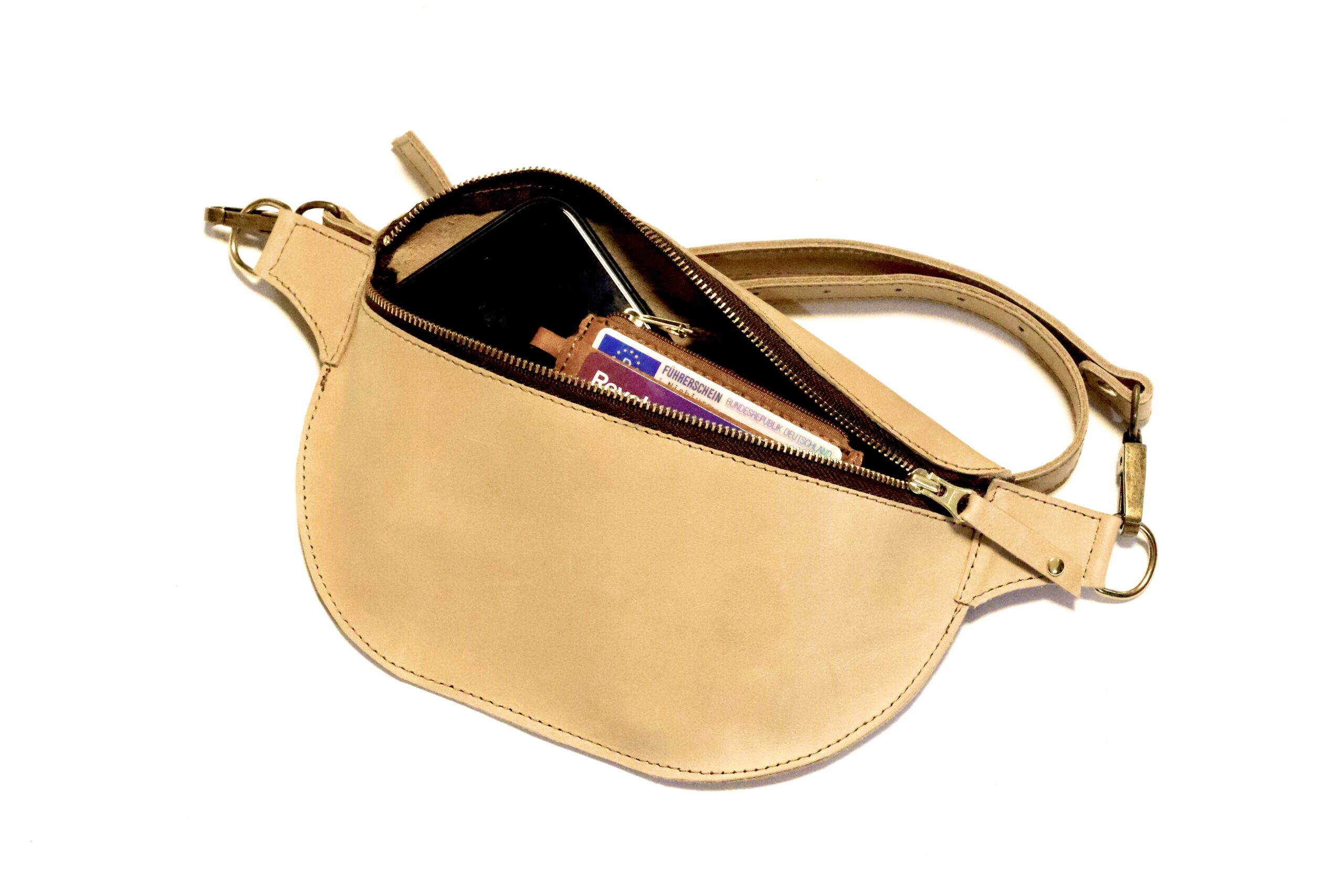 Henriette Claire Ledertaschen Handgefertigte Lederprodukte mit Stil Individuelle Anfertigung Handgefertigte Bauchtasche aus hochwertigem Leder in sandfarbener Beige-Nuance – edel, elegant und stilvoll