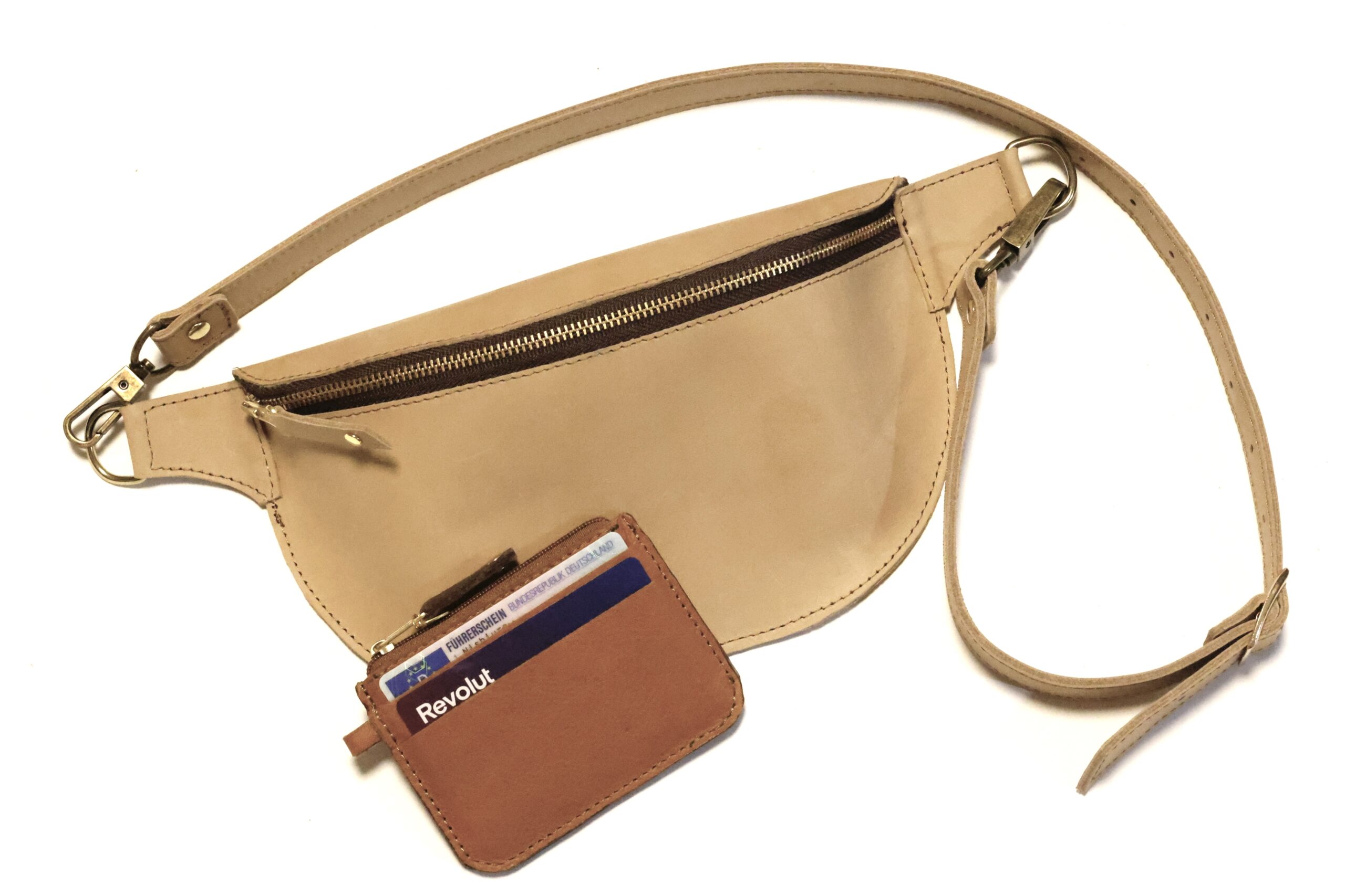 Henriette Claire Ledertaschen Handgefertigte Lederprodukte mit Stil Individuelle Anfertigung Handgefertigte Bauchtasche Leder in sandfarbener Beige-Nuance – edel, elegant und stilvoll aus pflanzlich gegerbtem hochwertigen Leder - handgefertigt von Henriette Claire