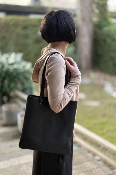 SCHULTERTASCHE schlichtes Design Glattleder schwarz