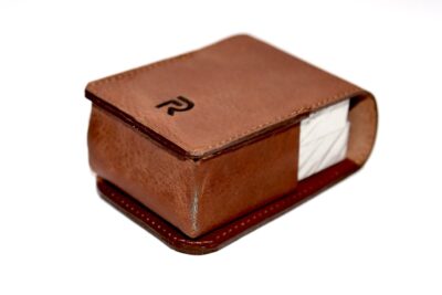 Handgefertigtes Spielkartenetui f&uuml;r zwei Kartenspiele Leder, hier R&uuml;ckseite mit Personalisierung. Die Kartenspiele liegen in diesem Etui &uuml;bereinander.