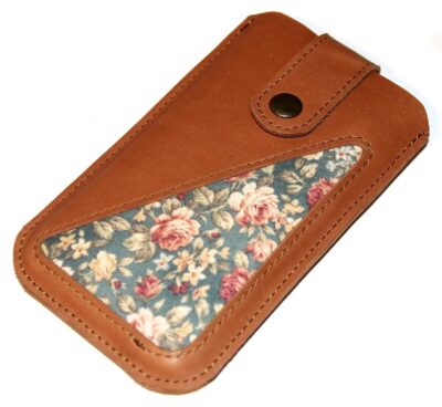 Smartphonetasche Rosen – cognacfarbenes Glattleder und Quilt-Gate Stoff türkis