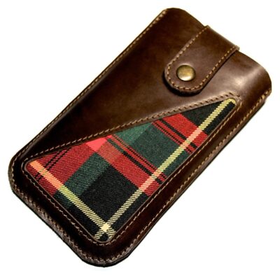 Handytasche Leder dunkelbraun mit kariertem Stoff im Schottenmuster