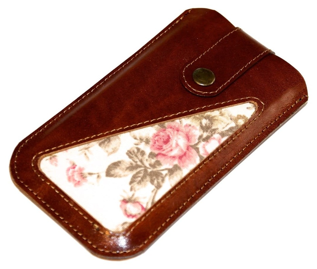 Henriette Claire Ledertaschen Handgefertigte Lederprodukte mit Stil Individuelle Anfertigung Smartphonetasche Rosen – rotbraunes Leder und Vintage-Leinen Champagner