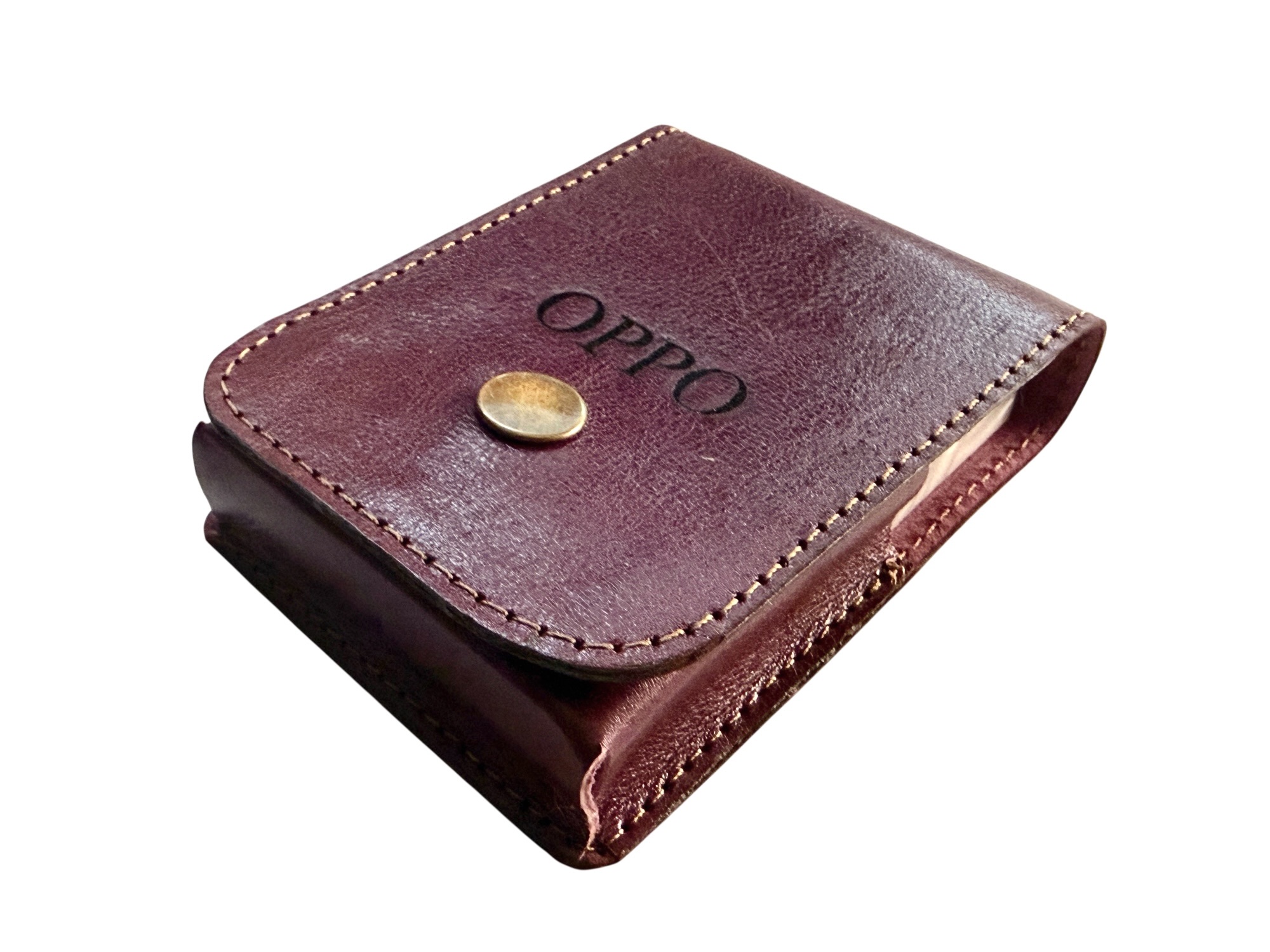 Henriette Claire Ledertaschen Handgefertigte Lederprodukte mit Stil Individuelle Anfertigung Spielkaertenetui personalisiert für Poker aus Leder weinrot geschlossen für Skat oder Pokerspiel